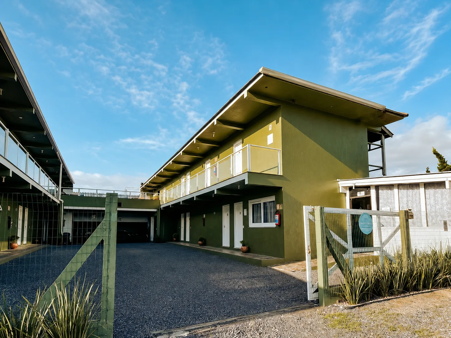 Pátio e blocos de acomodações do Hotel Girassol